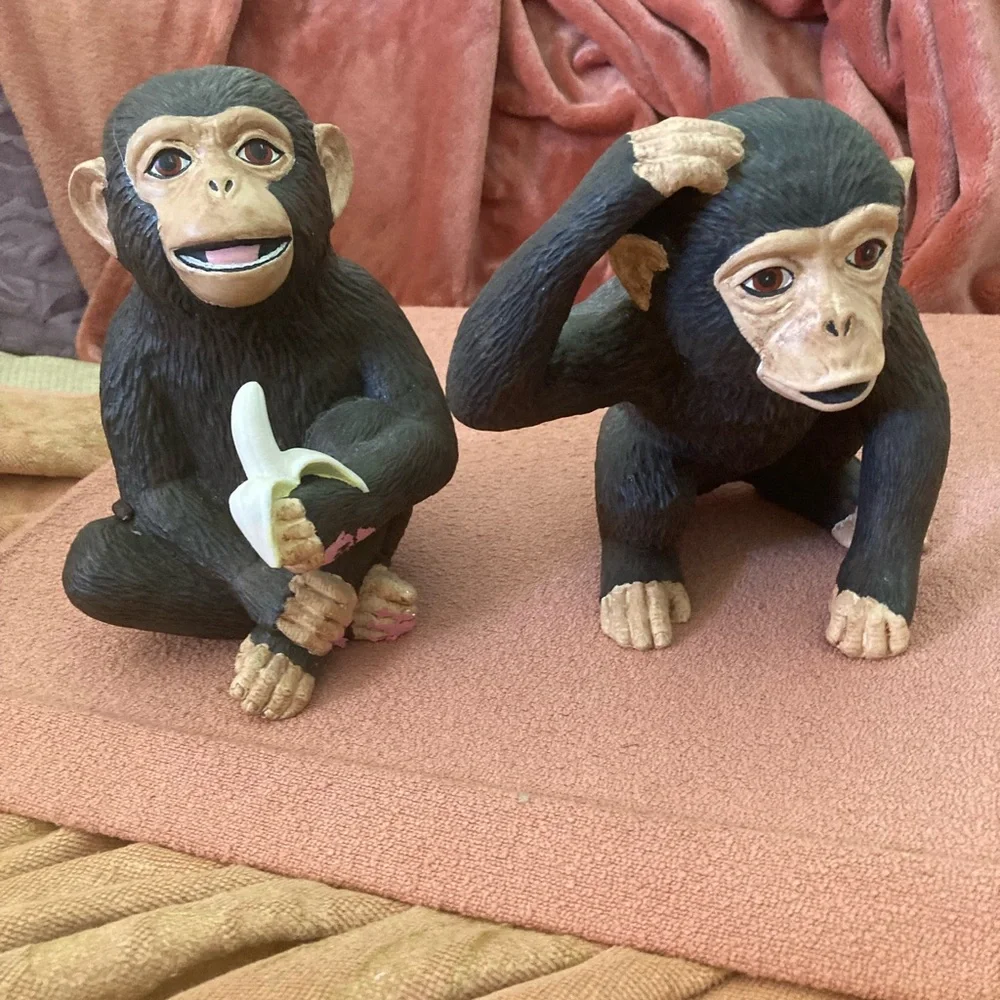 Adorable ceramic monkeys hand painted in pristine condition - Picture 1 of 6